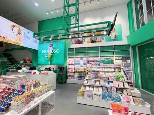 Interior verde y expositores de belleza de MUMUSO