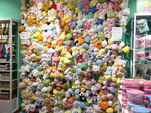 Expositor de peluches de colores en MUMUSO